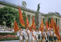 Пионеры на площади Ленина в Ташкенте, 1974 год. Фото Николая Ключнева