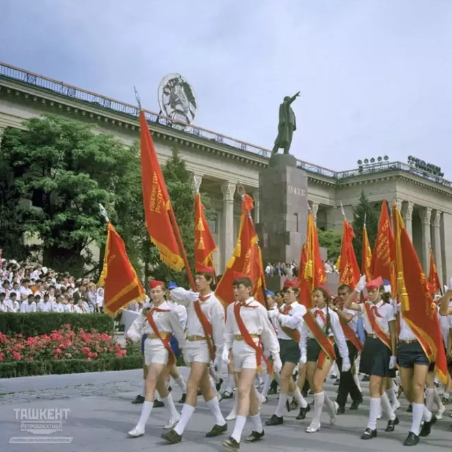 Пионеры на площади Ленина в Ташкенте, 1974 год. Фото Николая Ключнева