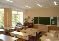 Zamonaviy o‘quv xonasi, O‘zbekistondagi ta’lim islohoti va 12 yillik ta’lim joriy etilishini aks ettiradi.