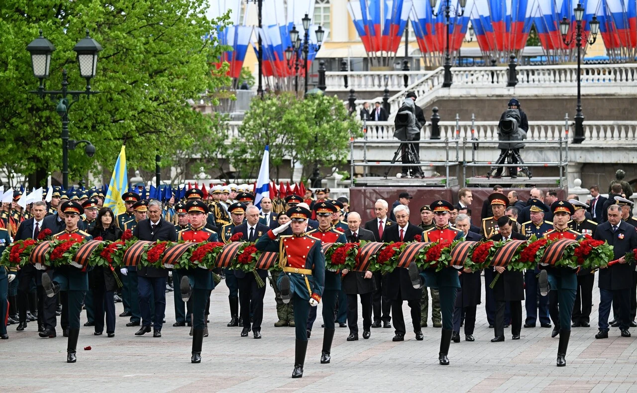Shavkat Mirziyoyev together with Vladimir Putin and other guests at the Tomb of the Unknown Soldier in Alexander Garden in Moscow on May 9, 2026. Photo: Pelagia Tikhonova / RIA Novosti