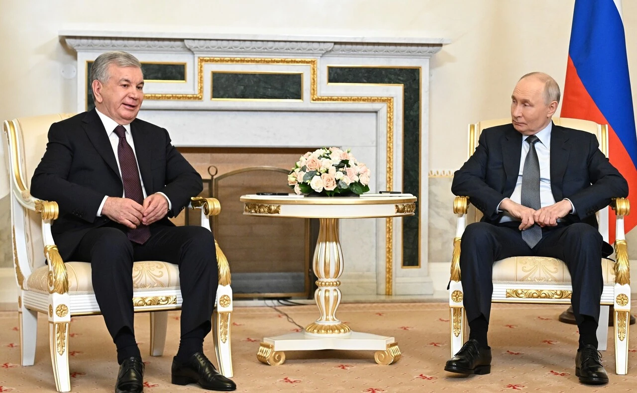 Шавкат Мирзиёев и Владимир Путин в Санкт-Петербурге 4 июня 2026 года. Фото: Сергей Бобылёв, РИА «Новости»