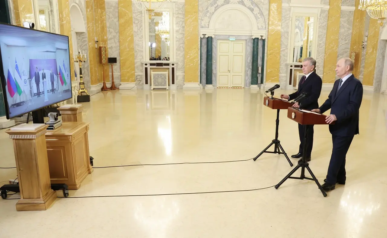 Шавкат Мирзиёев и Владимир Путин в ходе церемонии начала строительства первого энергоблока интегрированной АЭС Узбекистане. Фото: Валерий Шарифулин, ТАСС