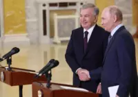 Шавкат Мирзиёев и Владимир Путин в Санкт-Петербурге в ходе церемонии начала строительства первого энергоблока интегрированной АЭС в Республике Узбекистан в режиме видеоконференции. Фото пресс-службы Кремля