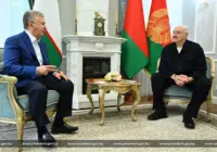 Президент Узбекистана Шавкат Мирзиёев и президент Беларуси Александр Лукашенко во время неформальной встречи в Минске, 8 июля 2026 года. Фото: president.gov.by