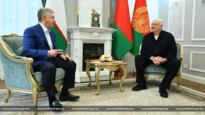 Президент Узбекистана Шавкат Мирзиёев и президент Беларуси Александр Лукашенко во время неформальной встречи в Минске, 8 июля 2026 года. Фото: president.gov.by