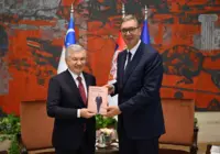 Вучич дарит Мирзиёеву 8 сентября 2026 года в Белграде экземпляр книги «Доктрина Мирзиёева», изданной на сербском языке